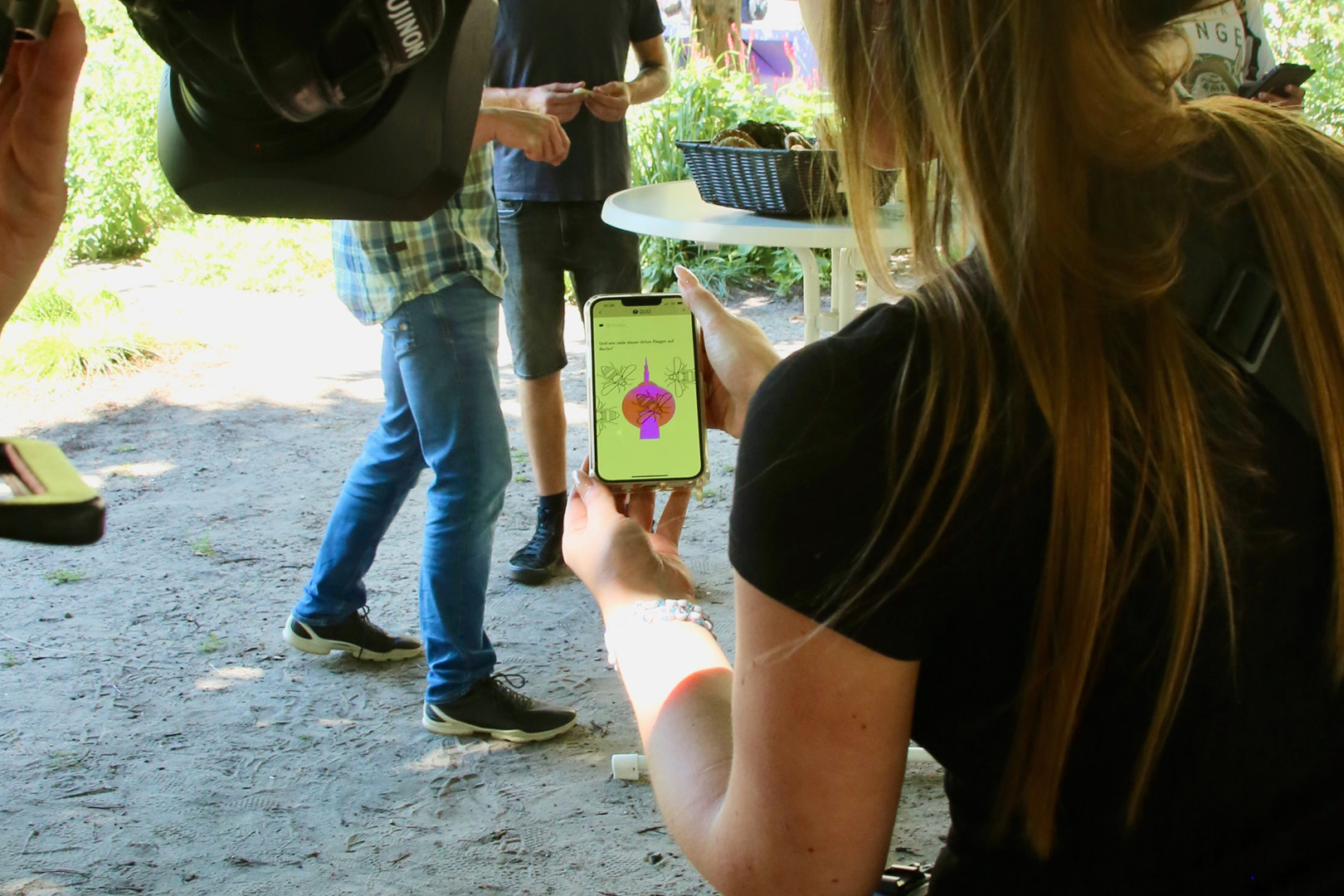 Blick auf den Screen eines Handys mit dem Wildbienen-Actionbound der Deutsche Wildtier Stiftung